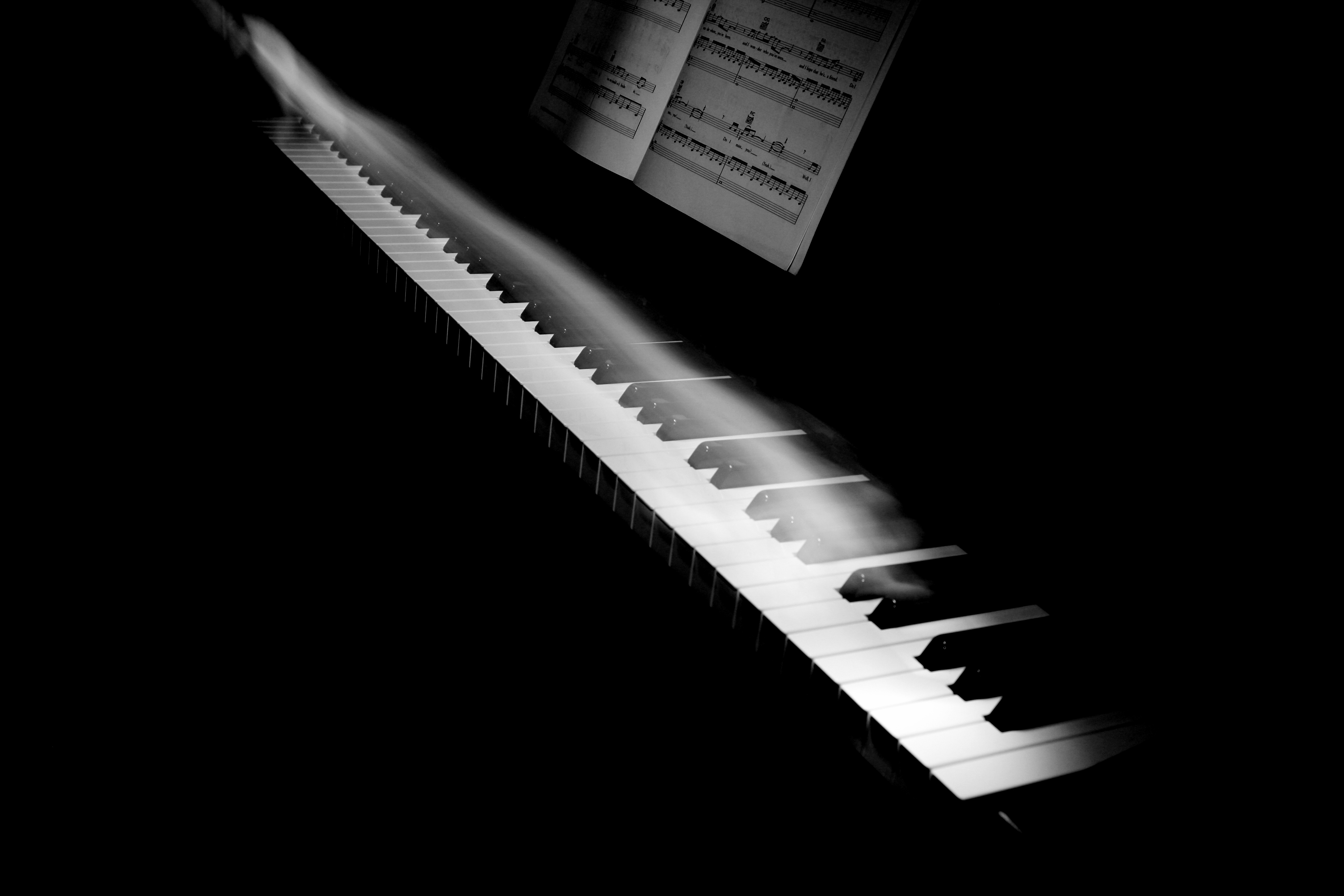 Песня черный голос. Пианино на черном фоне. Пианино на темном фоне. Рояль на черном фоне. Пианино чб.