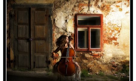 Bacanje čini na čelo ( violončelo )